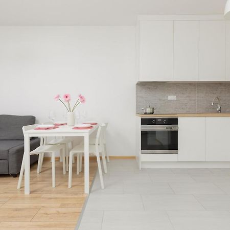 Warsaw Ulrychow Apartment With Parking By Renters エクステリア 写真